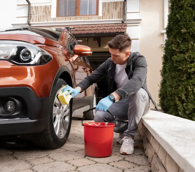 Lavage auto à domicile Domessin : professionnel intervenant sur un véhicule